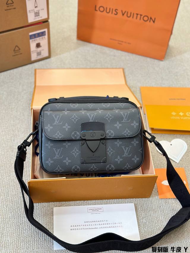 顶级原单 纯牛皮 I Louis Vuitton S Lock Sling 牛皮 经典老花压纹 帅气轻便 实用男包推荐 潮男必入款的卜v S-Lock邮差包 尺