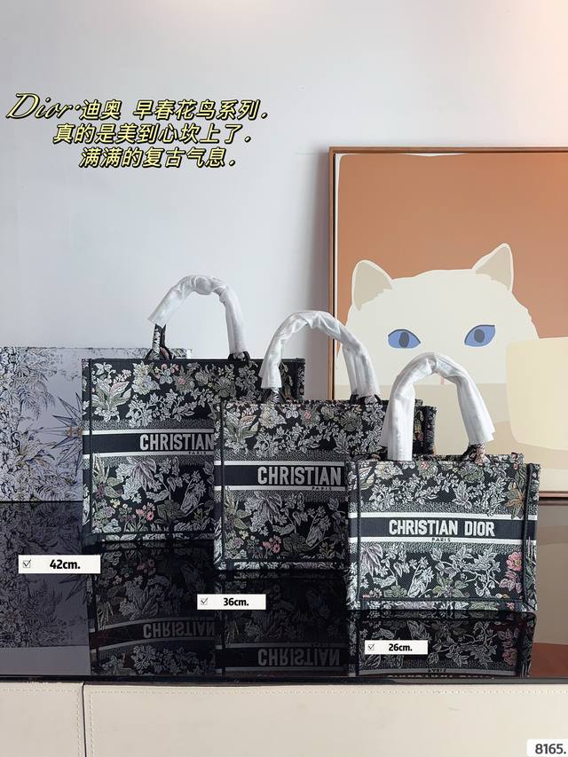 迪奥 托特包 系列. 这款 Dior Book Tote 手袋由 Dior女装创意总监玛 丽亚 嘉茜娅蔻丽 Maria Grazia Chiuri 设计，是体现