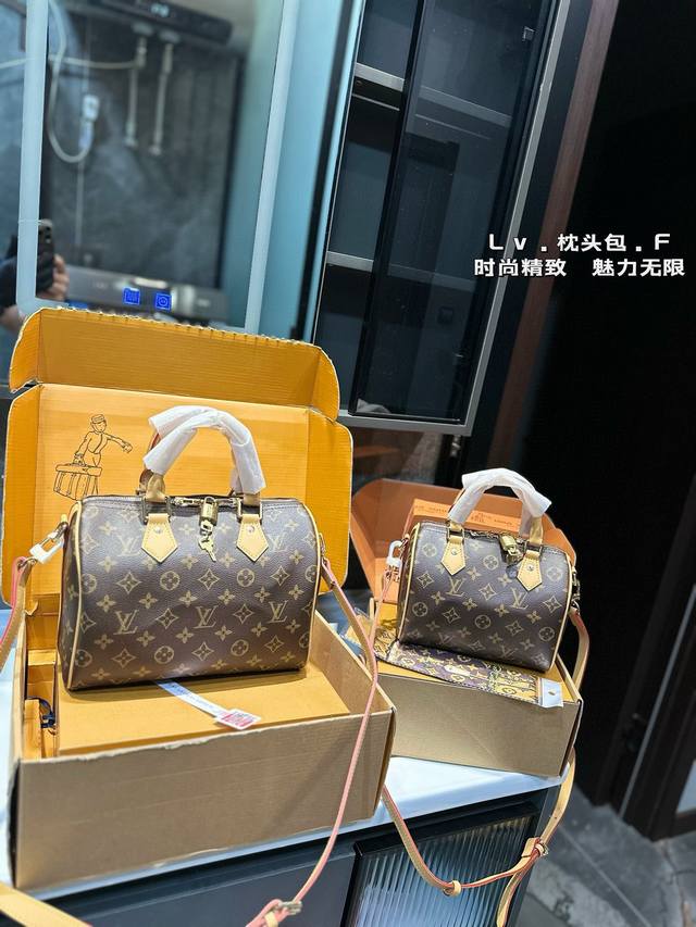 礼盒包装 Lv Speedy 枕头包 Lv Speedy 这款retiro 手袋以标志性 经典永恒。优雅低调的外形设计和宽敞的包身更加入了实用性 20Cm 25