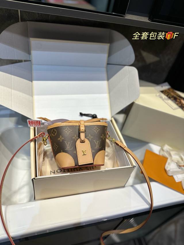 折叠飞机礼盒 Lv Noe Purse小烧卖 让人不法抗拒的精致小包 这几年可谓是小包当道不过说到小包，就不得不提被欧阳娜娜徒手带火的lv小烧卖o 沿不说别的，