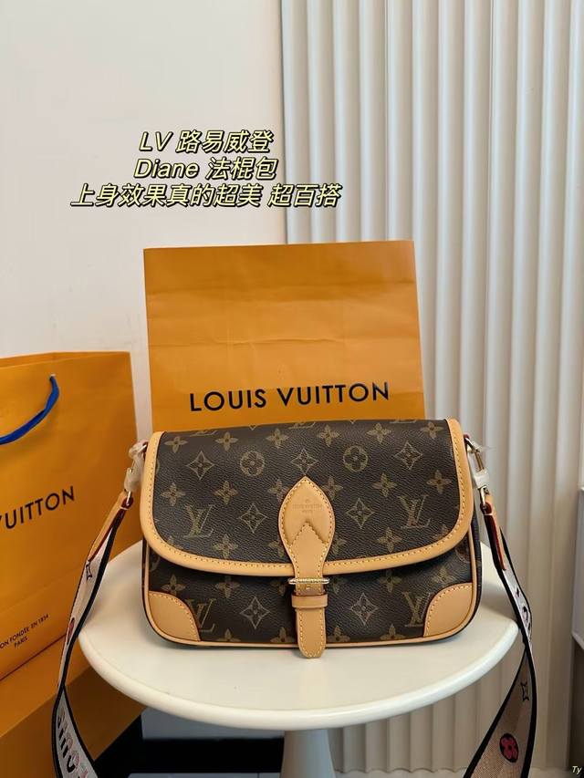 配盒 Lv 路易威登 法棍包 Lv Diane Ivdiane又名法棍 包，老花monogram和皮拼焦糖色信封一样的包型，复古简约，精致又百变,磁吸扣开合,内