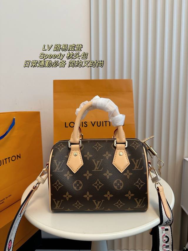 配盒 Lv 路易威登 Speedy 刺绣肩带枕头包 这款retiro 手袋以标志性的lv老花面料制成，搭配奢华的变色牛皮饰边，经典永恒。优雅低调的外形设计和宽敞