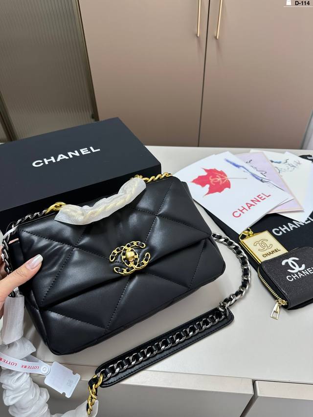 Chanel香奈儿19Bag 配卡包+小镜子 性价比做到最优 皮料再次升级质感高级 D-114尺寸25.7.16折叠盒