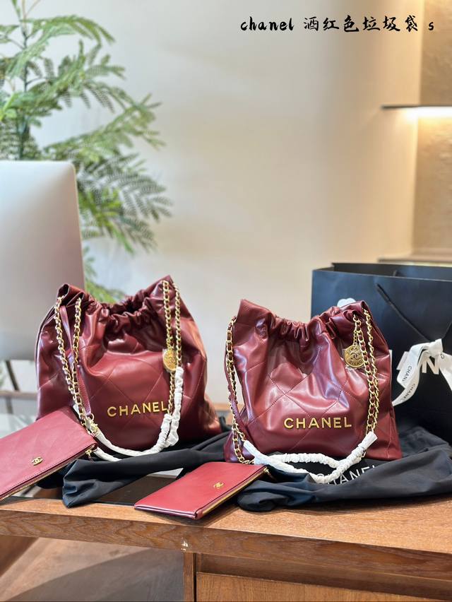 Chanel 垃圾袋 22手袋正品皮限定色紫红小号 皮质细腻有光泽，既柔软又耐磨，两者兼具 简简单单的外观却藏着不少设计师的高级设计，镂空的 Chanel Lo