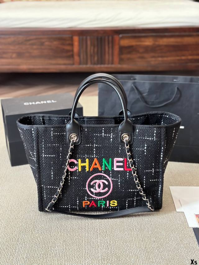 毛呢 Chanel粗花呢沙滩包 黑白拼彩色字母已着迷 Chanel彩色字母沙滩包设计好特别 立体又不浮夸的字母刺绣 放得下电脑，长途短途旅行也很合适 彩色真的可