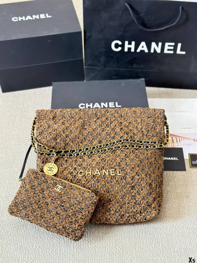 毛呢 Chanel 22Bag 以数字命名的“垃圾袋” 年10 月，Chanel 品牌艺术总监virginie Viard在年春夏 时装秀_上推出一款新款手提包