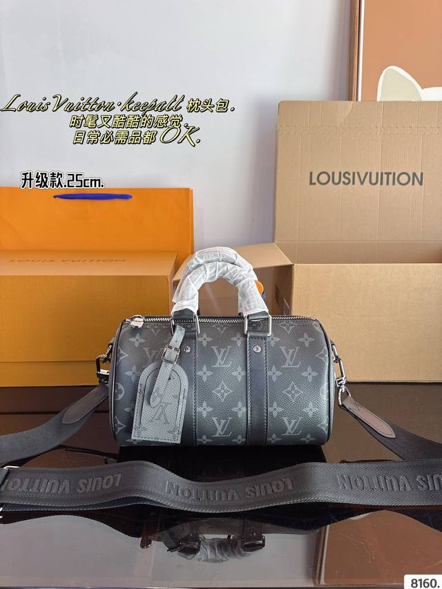 配礼盒 Lv X Nigo Keepall 35.枕头包 手袋是一款理想的都市手袋。 标志性的造型与经典的 Monogram 帆布，加之多种携带方式和奢华的天然