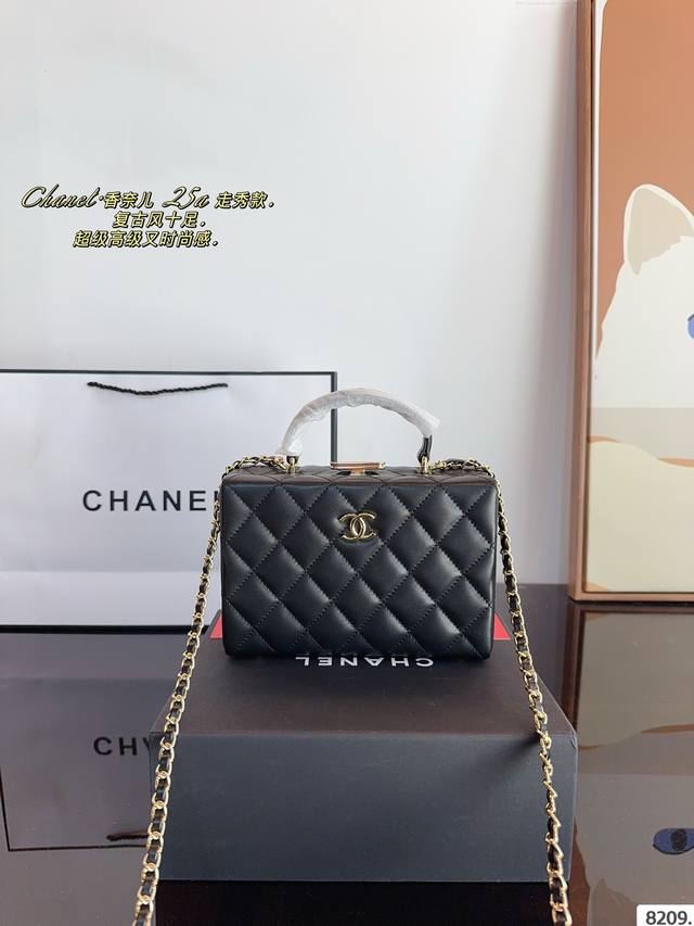 配礼盒. Chanel.香奈儿 盒子单肩包. 质感很高级 容量超级大也很耐用 日常出街背它回头率百分百 就是这种随性慵懒感尺寸：20*7*13Cm