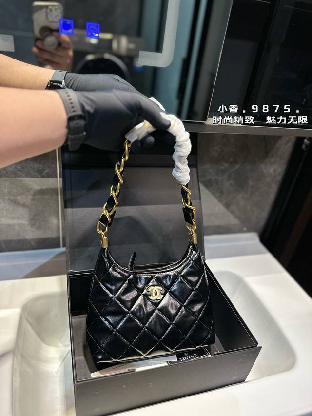 Chanel 香奈儿 24 新品 Hobo 腋下包 谁能拒绝一个能装又好看的hobo啊！ 还是羊皮黑金hobo 而且链条也很特别 虽然链条是看起来是很沉的粗链条