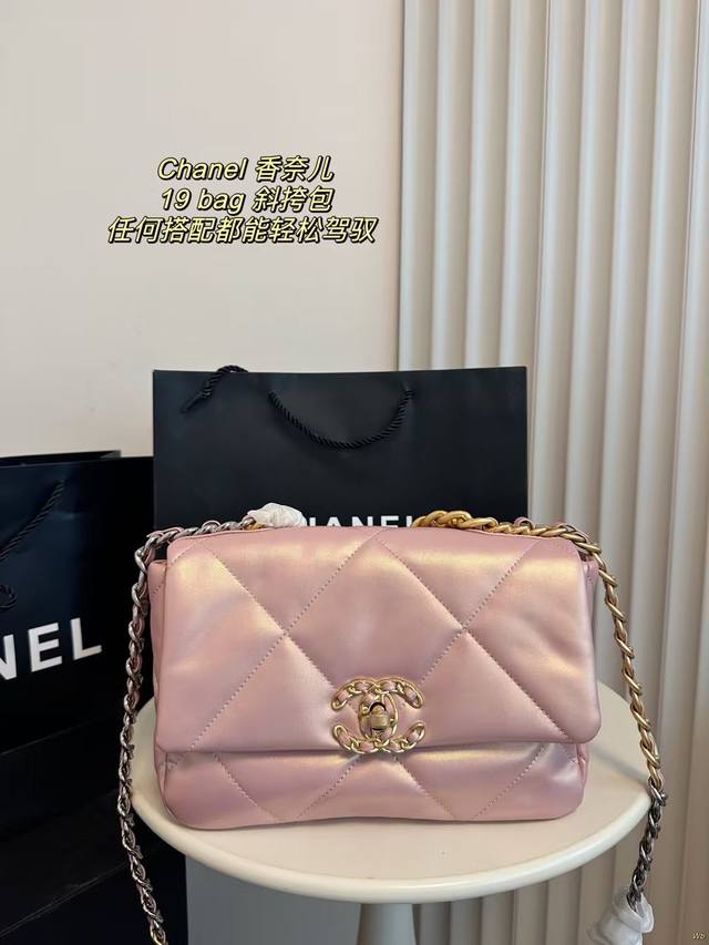 配盒 Chanel 香奈儿19Bag 链条斜挎包 Chanel大链条，自身包重很轻，容量超大，冬天小仙女们东西多，完全不用担心放不下，有型，能装，风格随意切换，