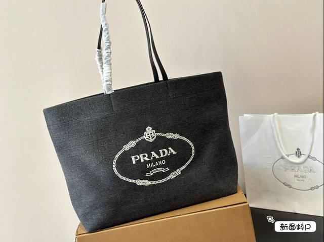 Prada最新 购物袋 这个系列将是prada接下来一整季的主打款式。Prada 手袋的曲线型设计十分醒目，当手包很优雅，时尚百搭！也很轻便哦！尺寸 38*30