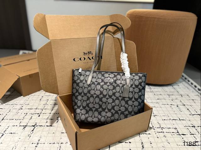 Coach 11月新品 Fiona Zip Tote 23 Coach 11月份新品 Fiona 托特23来了 这个尺寸的包包，感觉大小也是很合适 有自带拉链设