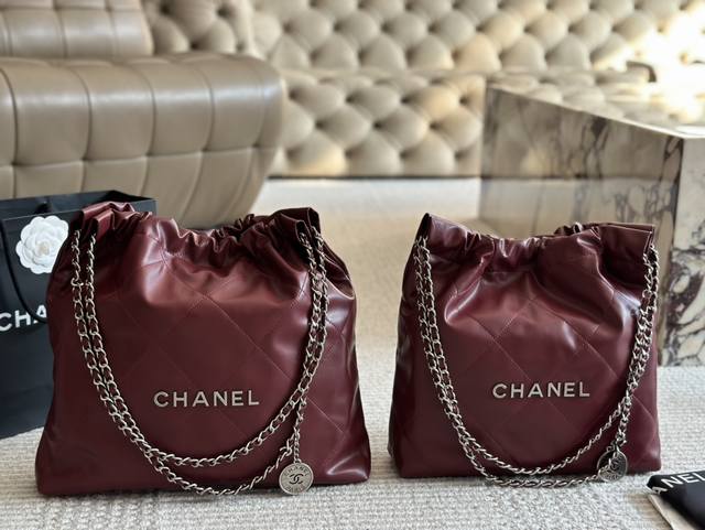 Chanel 垃圾袋 22手袋正品皮限定色紫红小号 皮质细腻有光泽，既柔软又耐磨，两者兼具 简简单单的外观却藏着不少设计师的高级设计，镂空的 Chanel Lo