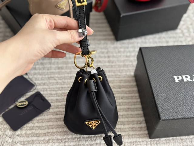 配盒 Size：9*10Cm Prada 零钱包 2025 时尚单品 多了一份随意和简单， 完全的时尚百搭！