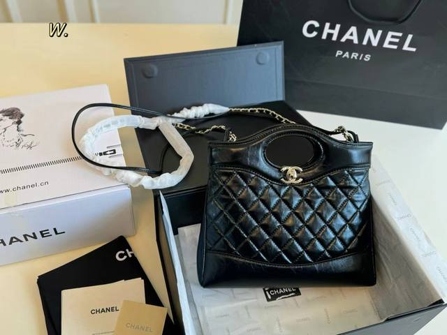 折叠盒飞机盒 Size：24×22 Chanel 香奈儿mini31Bag手提包 复古皮质，结合公文手提包 复古简约大气，上身不挑人！ 百搭无限制，高级感满！