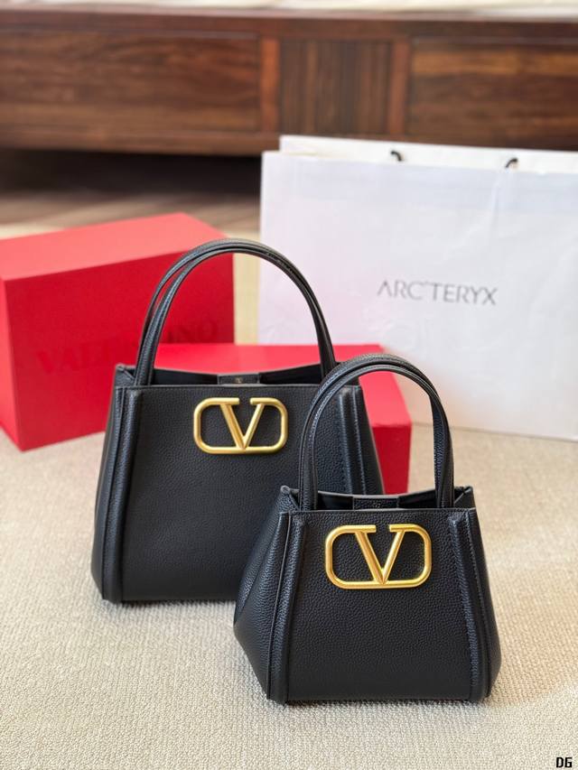 牛皮版本 华伦天奴valentino女士 Valentino 秀款 Black Tie Valentino Letter Bag 来自valentino 的托特