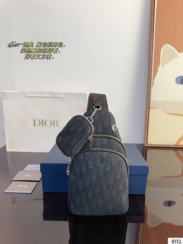 配礼盒 Dior.迪奥斜挎包.胸包 新出的款式真的很好看.而且容量大 且实用.上身非常的酷飒 质感满满 虽说是男款但男生女生都完全可以驾驭 容量也是非常的可观哦