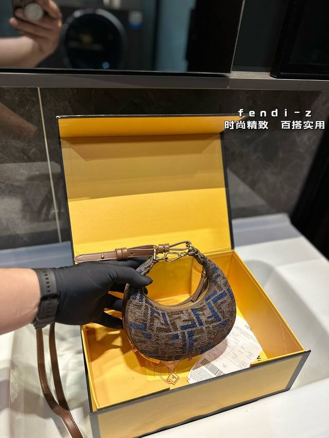 Fendi 2024 Fendigraphy半月 包j Fendi 春夏季全新fendigraphy手袋的来 咯圖期待已久~秀上就相中了这款回回画 猛的一看像饺