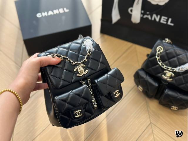 折叠盒 Chanel23P Duma中号双肩包 口袋设计加上三个chanel双clogo整包很立体有型 尺寸17.5*17