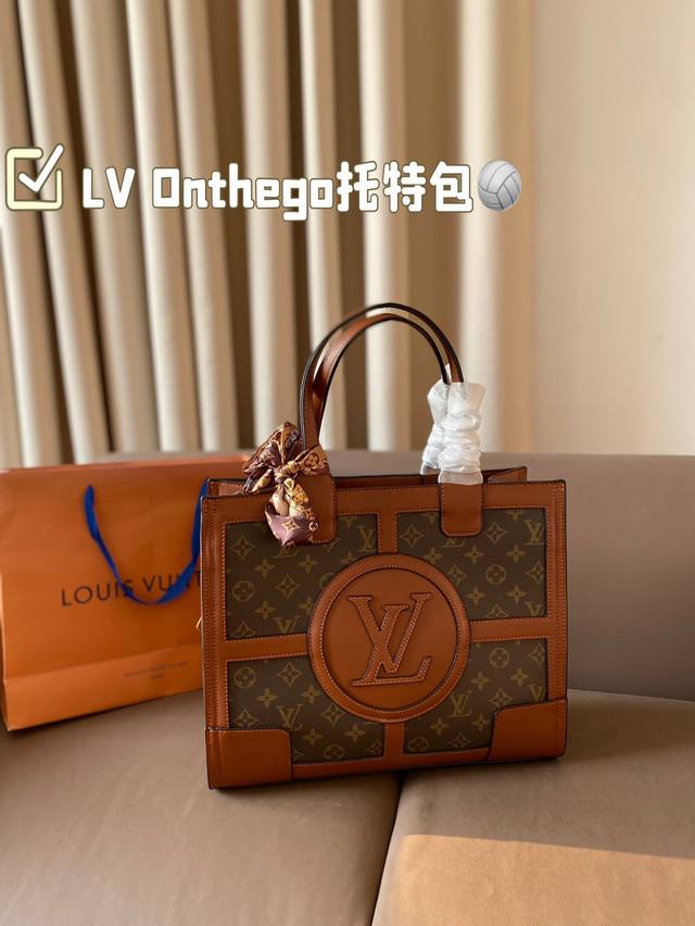 Lv 款 托特 真的很简单 越看越好看 容量非常感人 轻松装纳日常随身物品 这只包真的要安利大家 简直是搭配神器 尺寸：34 27