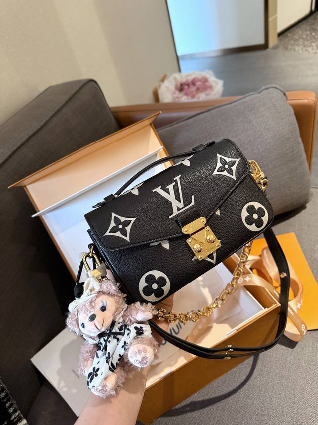 牛皮 送挂件 折叠礼盒包装 Lv Mini 新款邮差包 定制激光篆刻锁扣 老花手提单肩斜挎包，优雅低调的外形设计和宽敞的包身更加入了实用性，Lv闪亮的纯钢金色五