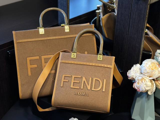 同价 小号配折叠礼盒 Fendi 托特包tote 好看又酷炫的芬迪包包，花朵logo的设计。 Fendi托特包“阳光手提袋” 字母蛇皮logo手工缝线设计，玳瑁