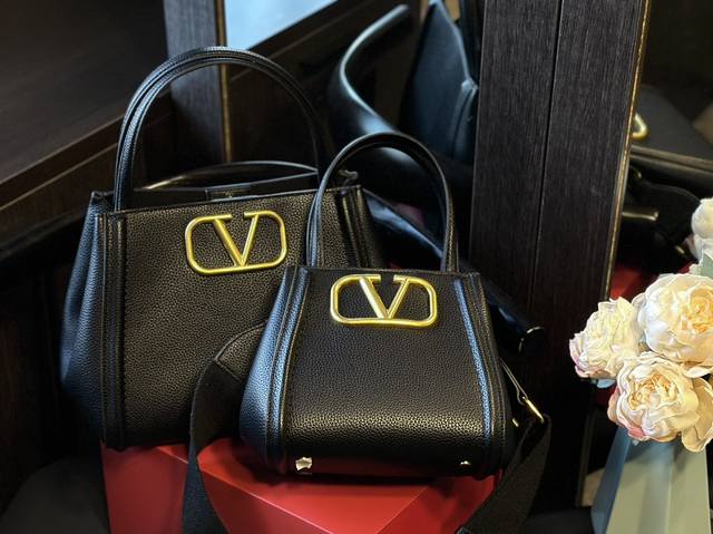 折叠礼盒 华伦天奴valentino女士 Valentino 秀款 Black Tie Valentino Letter Bag 来自valentino 的托特