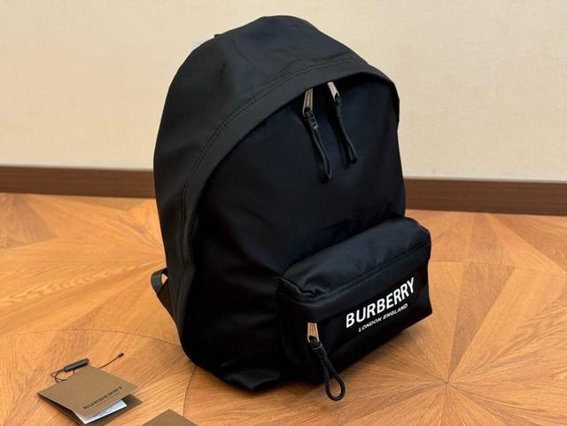 无盒 轻便又容量 Size：30*40Cm 巴宝莉双肩包 这款背包以标志性burberry Trench风衣的独创面料作为灵感来源， 采用与棉质嘎巴甸同为密织结