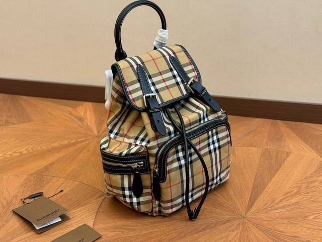 无盒 轻便又容量 Size：23*30Cm 巴宝莉双肩包 这款背包以标志性burberry Trench风衣的独创面料作为灵感来源， 采用与棉质嘎巴甸同为密织结