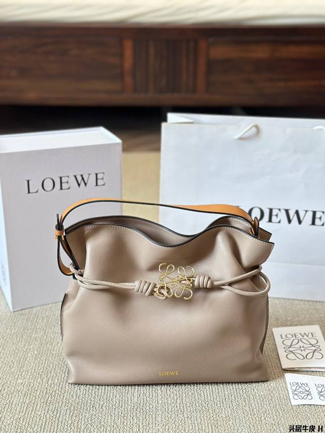 顶级原单 头层皮 Loewe 牛皮 Purse 福袋 Loewe 兴 迷你柔软纳帕羊皮革 Flamenco Purse 福袋 采用褶皱设计，侧面搭配标志性绳结等