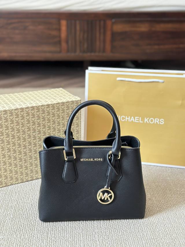 Michael Kors Emilia Mk的emilia 系列 皮带设计作为点缀将硬挺与柔美结合 彰显了女性刚柔并济之美 三分层的设计非常实用 很能装而且便于