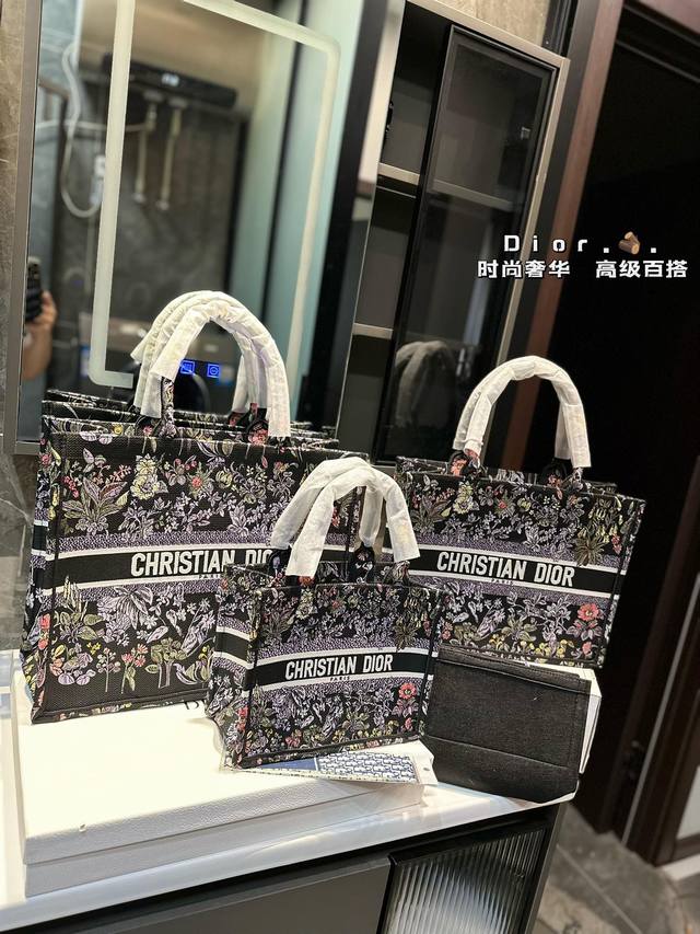 礼盒包装 迪奥tote托特包购物袋3D浮雕原版布 Dior 原版布提花 配丝巾dior Book Tote今年最喜欢的一款购物袋 Tote我用的次数最多的包，因