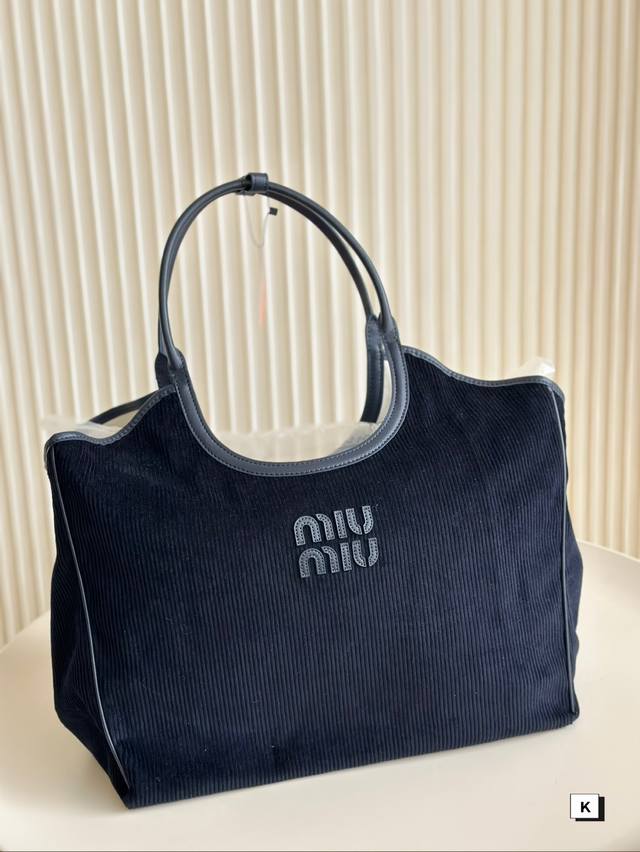 Size：39*28 Miumiu新款托特tote 今年的风刮的太猛了 老多爆款了！ 这款的版型也太好看了吧！ Miumiu 这一季不管是单肩包还是托特包都超级