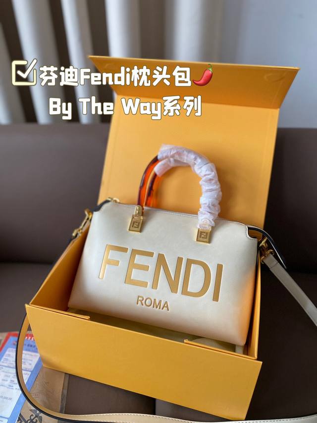 芬迪fendi枕头包by The Way系列 小身材大容量 小小只巨可爱 可手提可斜挎 上身可甜可盐！ 尺寸: 27*18Cm