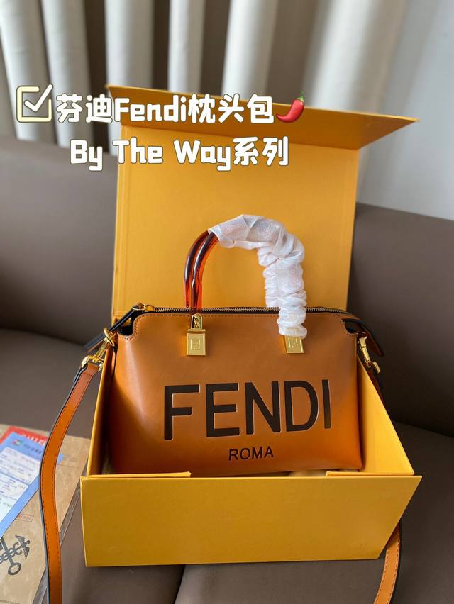 芬迪fendi枕头包by The Way系列 小身材大容量 小小只巨可爱 可手提可斜挎 上身可甜可盐！ 尺寸: 27*18Cm