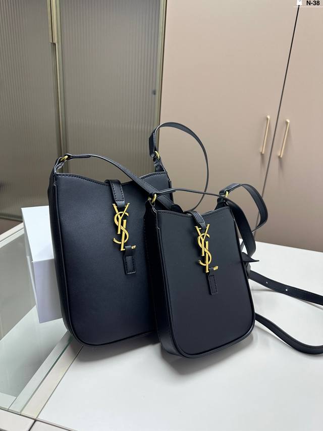 圣罗兰ysl 复刻版 Le5A7 系列新成员_手机包∞ 墙裂推荐这款迷你手机包 极简外形＋金属1Ogo扣开合设计！ 实用又时髦是日常搭配率蛮高的单品 La~ N