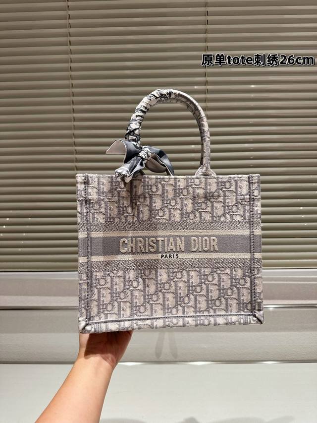 刺绣 Dior Book Tote 配礼盒 这只充满诗意的 Inlights印花呈献于 Booktote手袋 之上,让人遥想到如梦似幻的灯光倒影,真的太美啦各种