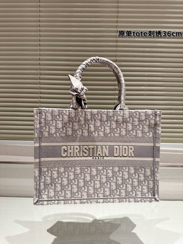 刺绣 Dior Book Tote 配礼盒 这只充满诗意的 Inlights印花呈献于 Booktote手袋 之上,让人遥想到如梦似幻的灯光倒影,真的太美啦各种