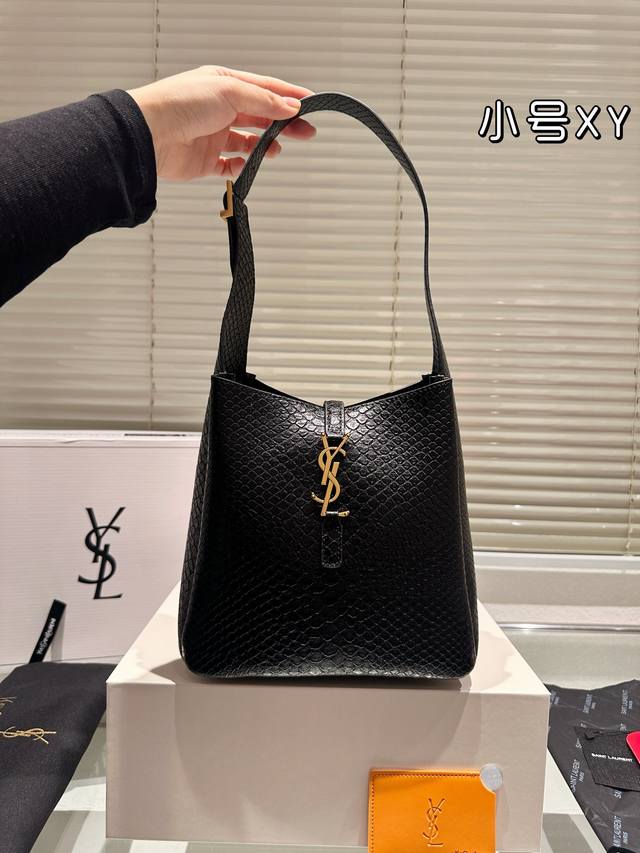 牛皮版本 Ysl Hobo腋下 水桶包 Ysi家当之无愧的入门经典款 超级耐燥这个皮质真的是我最爱的皮质之一不怕刮牛皮的纹理也有质感 相比金链我更喜欢链非常耐看