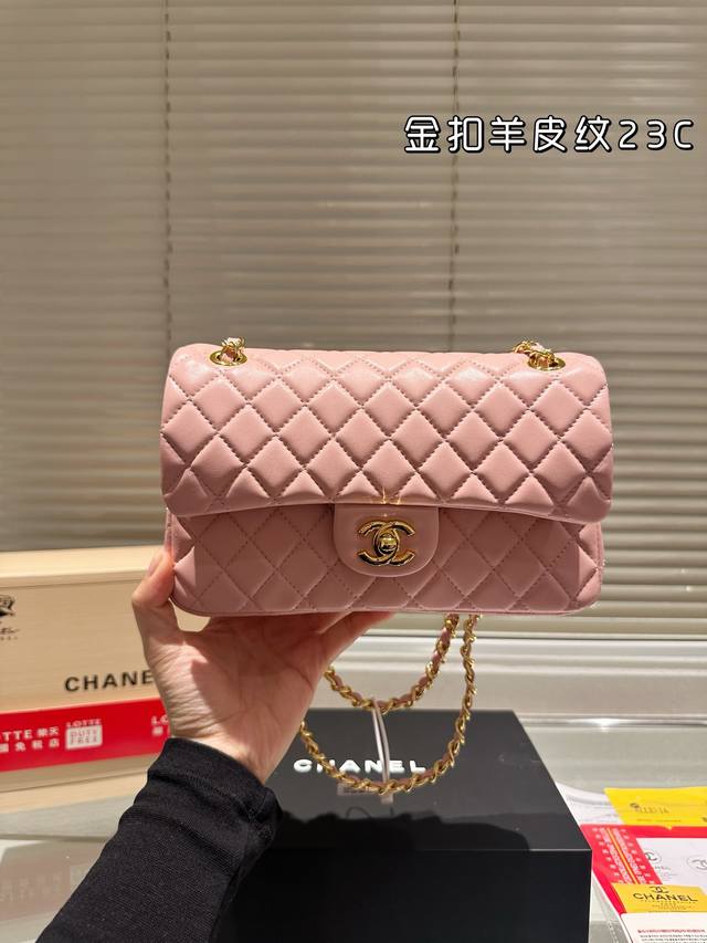 原单品质 “复刻版 Chanel 23Cm Cf ” Chanel礼盒专柜包装 无疑是个美胚子简直就是狙击小仙女们心脏的利器珍珠女孩的优雅与温柔就像珍珠本身的特 - 点击图像关闭