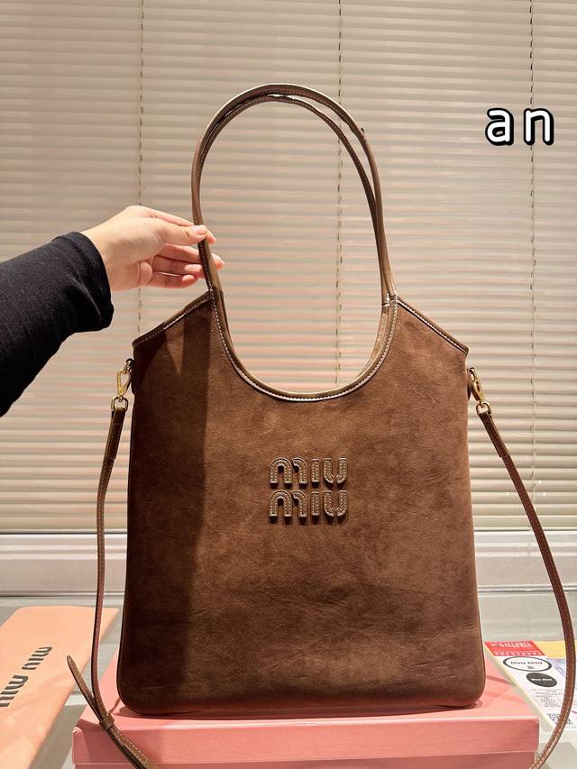 磨砂皮 Size：35*32Cm Miumiu新款托特tote 今年的风刮的太猛了 老多爆款了！ 这款的版型也太好看了吧~