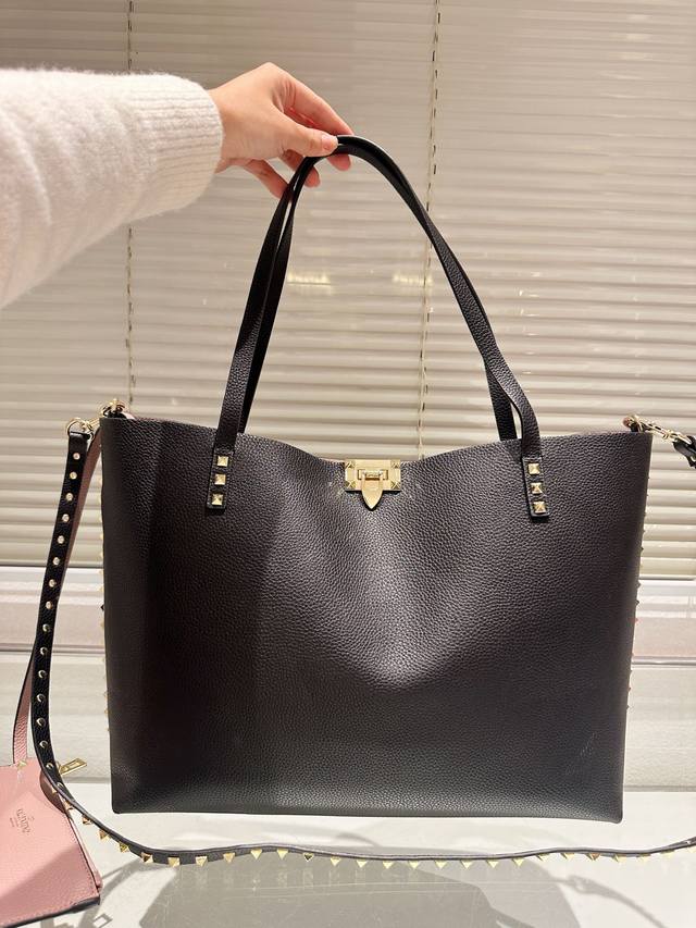 华伦天奴valentino女士 托特包 Valentino Letter Bag 来自valentino 的信袋。新赛季刚刚到来。 尺寸 39.31