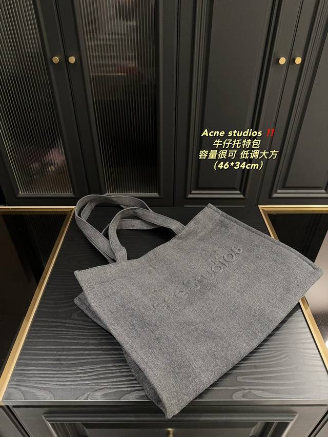 尺寸46.34 Acne Studios 牛仔托特包 任何搭配都能够轻松驾驭 低调有质感容量也很可 经典对未来的展望 时尚百搭 上身又a又飒