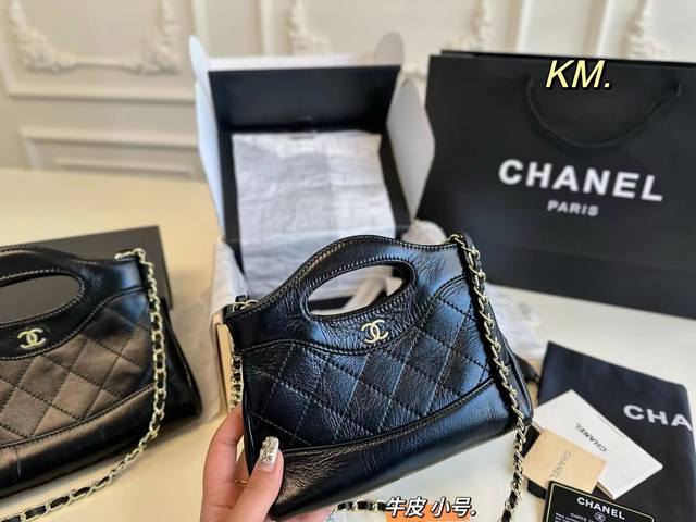 P大号 头层牛皮 折叠盒 Size：24×22大号 21×18小号 Chanel 香奈儿mini31Bag手提包 复古皮质，结合公文手提包 复古简约大气，上身不