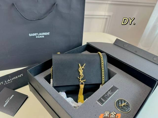 折叠礼盒 Size:22×14 超值套盒送礼首选 Ysl 圣罗兰kate系列流苏链条包 包包香水迷你气垫 皮质硬挺，款式简单耐看～ 很高级贵气，非常雅致！ 女人