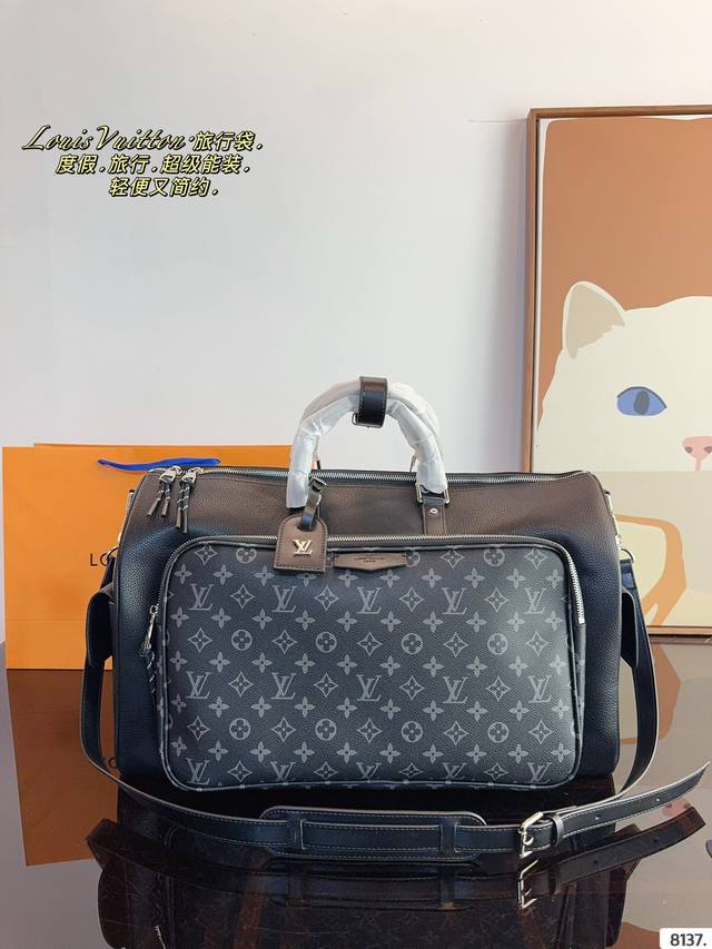 Lv 路易威登联名款keepall 斜跨包旅行包 一只帅气能装的旅行袋 时尚爆发款火热来袭 经典设计大气可观男女通用款 包包采用原版皮质 超级厚实 耐磨 耐用原