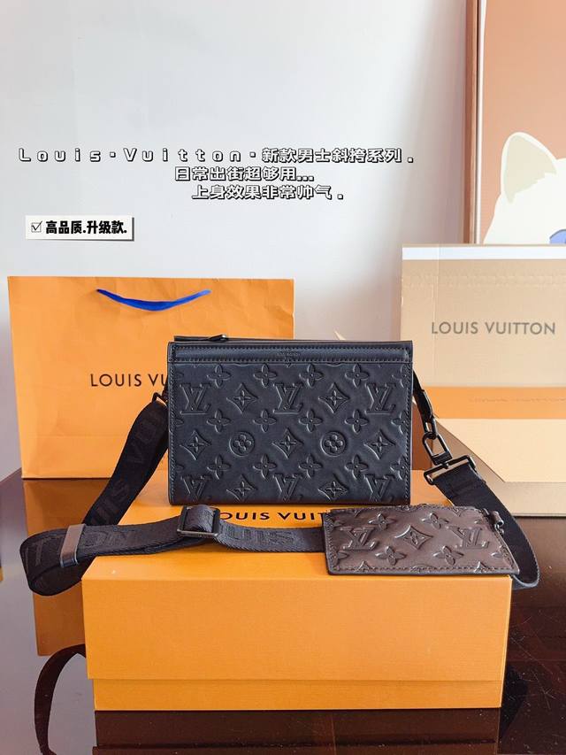 配礼盒 Lv 24新款 系列 Pochette Trio男包 二合一大包+零钱包 和1条肩带组成，各个部分都可以拆解，随意组合搭配 肩带可调节，可单肩 斜挎 好