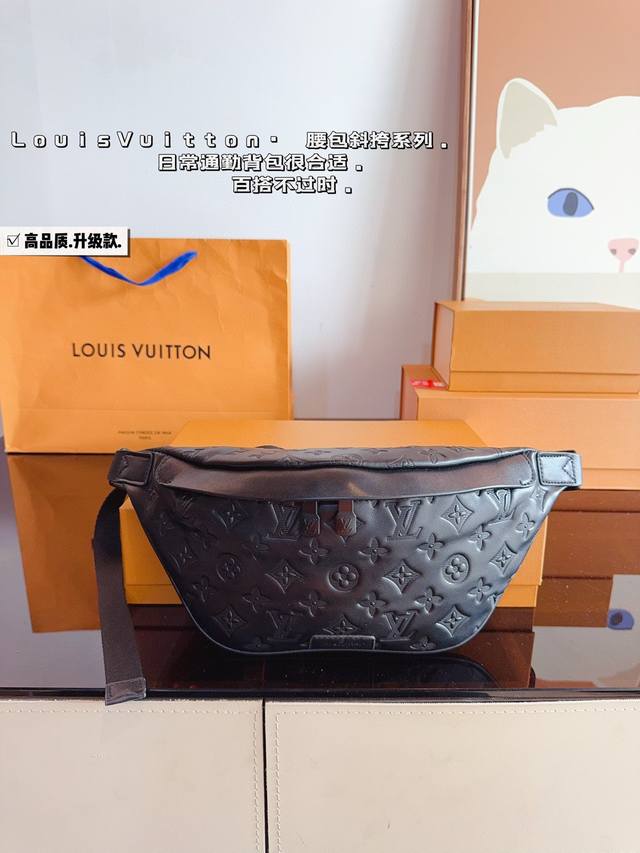 配礼盒 Lv 路易威登 胸包送男朋友专属酷酷酷 此款discovery腰包由monogram Eclipse帆布制成,兼具休闲时尚气质与现代功能性。造型符合人体