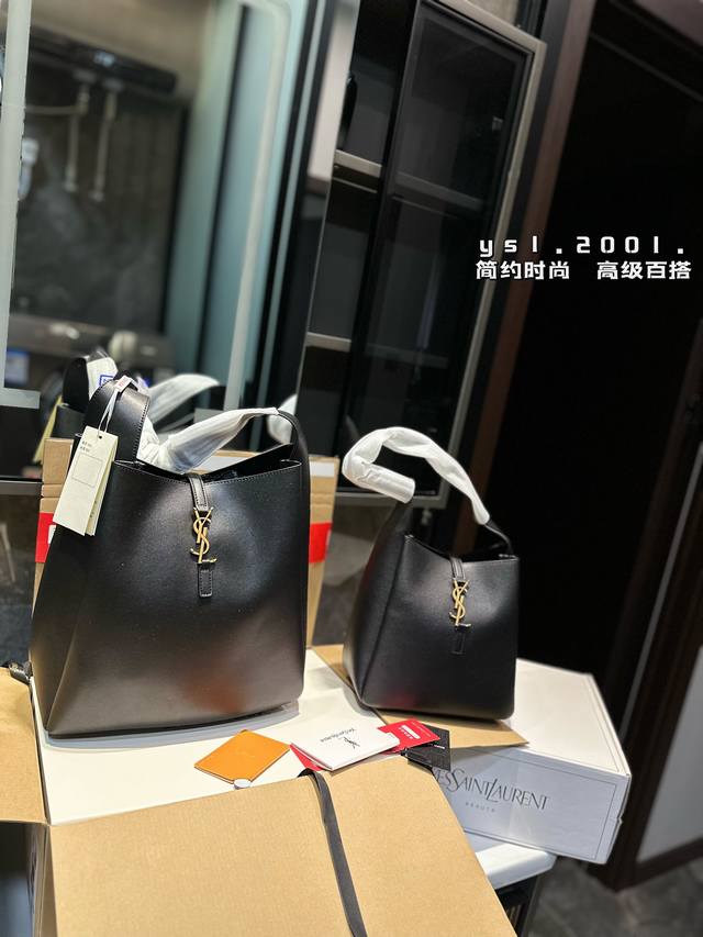 礼盒包装 Ysl Hobo腋下 水桶包 Ysi家当之无愧的入门经典款 超级耐燥这个皮质真的是我最爱的皮质之一不怕刮牛皮的纹理也有质感 相比金链我更喜欢链非常耐看