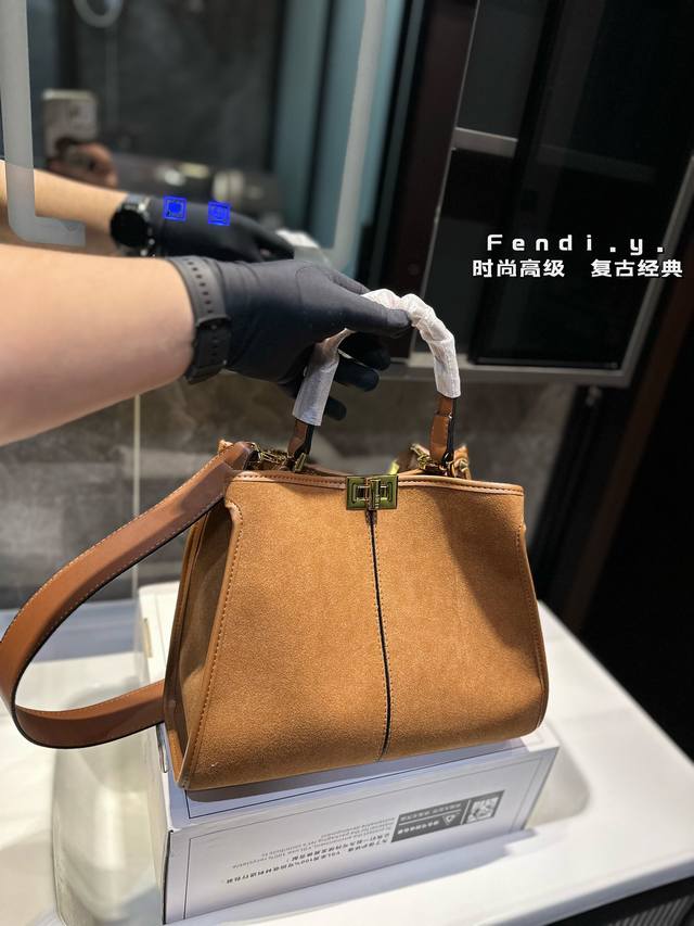 爆炸来袭 芬迪 Fendi X-Lite Peekaboo 系列手袋 。10周年而诞生的全新peekaboo X-Iite 系列手袋！ 摈弃了经典的横杠设计与中